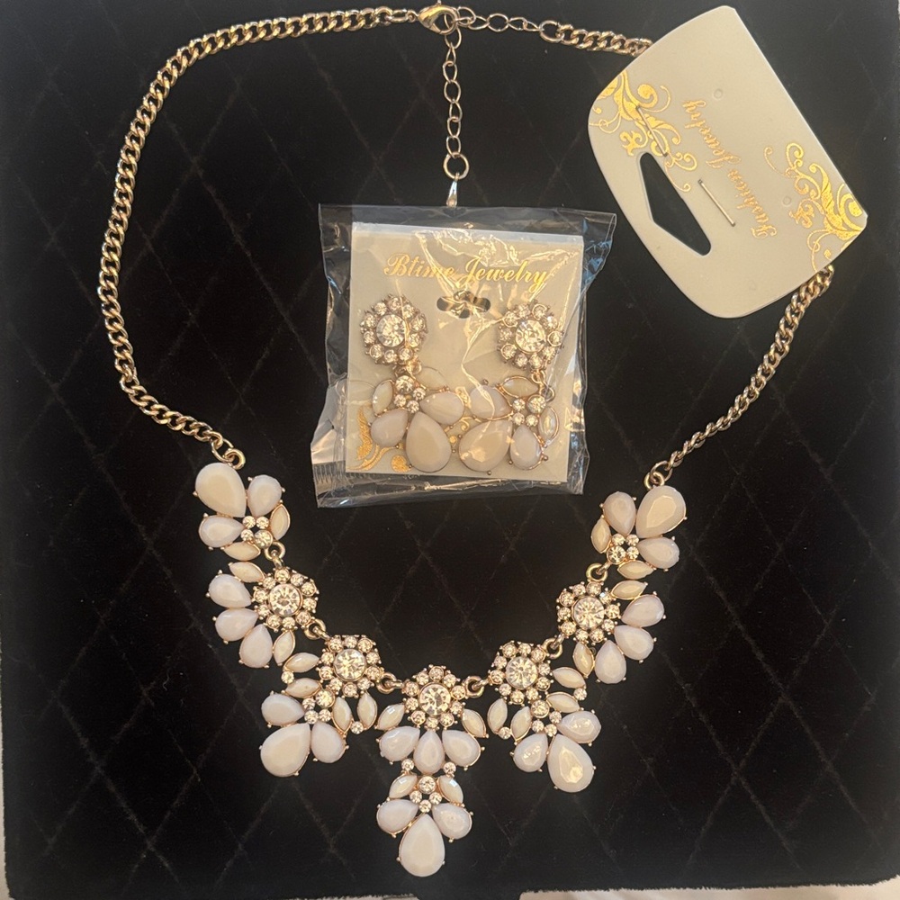 Elegant Gold and Cream Necklace Set